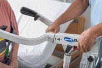 Aufstehlifter ISA COMPACT mit manueller Spreizung per Fußpedal