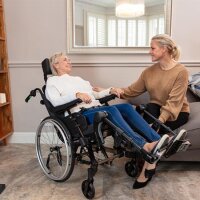 Multifunktions- und Lagerungsrollstuhl Rea Clematis Pro - mit Therapietisch und Pelotten, Sitzbreite 49 cm